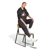 Canguro Adidas de corte holgado confeccionado en tejido French Terry. Presenta capucha con cordón ajustable, bolsillo frontal tipo canguro y un gran logo de la marca estampado en el pecho.