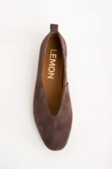 Chatita marrón de gamuza con puntera fina y detalle de tira en la parte trasera.