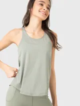 Musculosa deportiva de entrenamiento color verde, con cuello redondo y diseño sin mangas. Confeccionada en tejido liviano y fresco, con calce regular.