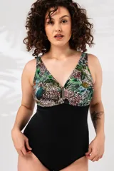 Malla entera con estampado animal print y hojas, escote en V con aplique metálico y espalda alta.