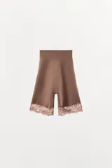Shorts color marrón de tiro alto, con cintura elástica y bajo acabado con encaje combinado a tono.