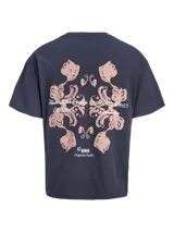 Remera oversize gris oscuro de corte holgado, con cuello redondo, mangas cortas y pequeño texto estampado en el pecho.