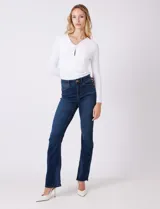 Jean elastizado marca Sound Style, color azul oscuro, de tiro alto y pierna bootcut. Tiene pretina con pasadores, botón y cierre, y bolsillos en la parte delantera y trasera.