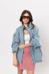 Pollera short cruzada con diseño a rayas verticales rojas y blancas, cintura elástica y bolsillos laterales cargo.
