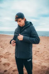 Campera negra con capucha y cierre frontal, con interior acolchado y diseño estampado en la manga.