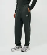 Pantalón deportivo de corte recto y ajuste cómodo, confeccionado en tejido técnico de poliéster y elastano. Presenta cintura elástica con cordón ajustable, bolsillos laterales y acabado liso con diseño funcional.