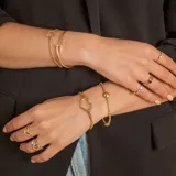 Anillo de oro 10k con diseño de eslabones entrelazados, decorado con pequeñas circonias brillantes incrustadas.