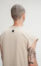 Sudadera sin mangas color beige, con cuello redondo y corte holgado.