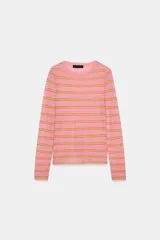 Jersey de punto fino con diseño de rayas horizontales en tonos rosa y amarillo. Presenta cuello redondo y manga larga.