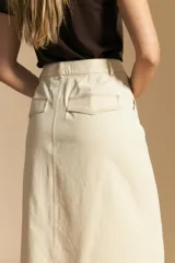 Falda midi negra de denim con costuras blancas contrastantes y tajo frontal.