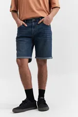 Bermuda de jean de corte regular, color blanco, con dobladillo en el ruedo, cierre frontal con botón y bolsillos laterales y traseros.