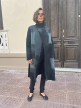 Tapado de lana merino afieltrada color gris con diseño desestructurado, bolsillos laterales y teñido con efecto ventana.