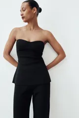 Top negro de punto con escote corazón, estilo palabra de honor y bajo con línea evasé.