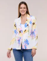 Blazer de silueta semientallada confeccionado en tela sastrera de color blanco con estampado floral en tonos amarillos, celestes, rosados y azules. Presenta solapa de muesca clásica, acceso frontal mediante un botón a tono, bolsillos simulados con solapa y mangas largas de corte clásico.