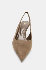 Zapato destalonado de tacón medio fino, con diseño en punta y tira trasera elástica.