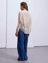 Cárdigan tejido color beige, marca Joseph A, de mangas largas y calado con motivos florales.