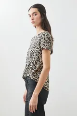 Remera de manga corta con estampado animal print.