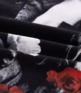 Remera boxy fit de algodón color negro, con cuello redondo y mangas cortas. Presenta un estampado de la cantante Amy Winehouse en blanco y negro con detalles en rojo, y la inscripción "Amy Winehouse Back to Black".