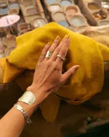 Anillo ancho de alpaca con textura irregular.