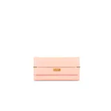 Billetera corta de símil cuero color rosado, con solapa y cierre de broche a presión. Incluye detalle metálico dorado con el logo de la marca en el frente.