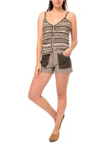 Short color beige con bolsillos frontales de gamuza color verde oscuro. Cuenta con cierre frontal con botón y trabillas para cinturón.