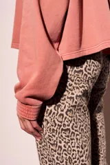 Sweater de manga larga color azul oscuro o negro lavado, con cuello redondo alto y calce oversize. Presenta puños y ruedo ajustados.