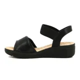 Sandalias de mujer Ramarim con plataforma baja, capellada de tira ancha negra con cierre de velcro y detalle de tachuela metálica dorada. Cuenta con tira elástica en el talón para mayor sujeción y plantilla acolchada en color beige.