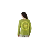 Remera de manga larga color verde militar, con cuello bote y gran estampado circular amarillo en la espalda con la inscripción "MAD EME STUDIOS CREATIVE CLUB" y texto central "FEEL THE ENERGY".
