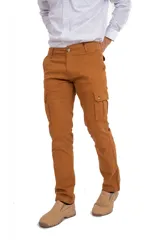 Pantalón cargo color habano, confeccionado en gabardina, con bolsillos laterales tipo cargo con solapa y cierre de botón, corte recto y ajuste estándar.