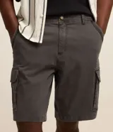 Bermuda cargo para hombre en sarga gris oscuro, con bolsillos laterales con solapa y cierre de botón y cremallera.