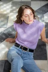 Chaleco tejido calado color crema, con cuello redondo y sisas amplias.