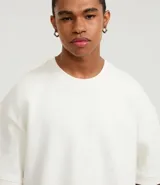 Remera oversize de manga corta color negro, confeccionada en algodón y poliéster.