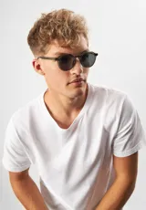 Lentes de sol redondos color champagne con lentes grises. Fabricados con acetato biodegradable y lentes de PMMA reciclado.