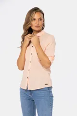 Camisa de lino color verde menta, de manga larga con botones personalizados, cuello camisero, dos bolsillos frontales en el pecho y presilla en la manga.