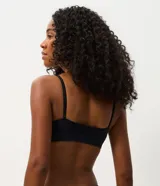 Soutien tipo top de diseño seamless, confeccionado en poliamida texturizada de color negro. Presenta base ancha, copas removibles y breteles finos regulables.