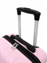 Valija rígida de 20 pulgadas color rosado, con diseño texturizado de líneas diagonales, cuatro ruedas dobles y detalles en negro.