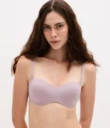 Soutien sin breteles color marrón, con copa hueca, tirantes desmontables y cierre en la espalda.