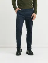 Pantalon de corte recto y estilo clásico en color negro, con cierre frontal y bolsillos laterales.