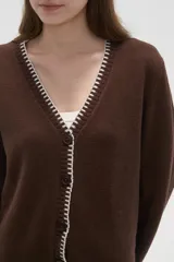 Cardigan de viscosa color marrón, con cuello en V, cierre frontal con botones y detalle de costura decorativa en contraste a lo largo de los bordes.