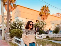 Sweater tostado tejido en lana con textura suave. Diseño con motivos geométricos en blanco y negro en la parte superior y bloque de color beige en la parte inferior.