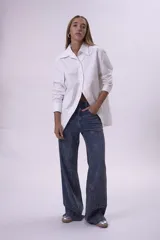 Camisa blanca de corte clásico, con cuello camisero y mangas largas.