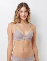 Soutien negro de micro tul y encaje, marca Montelle. Bajo busto con aro y copa formada. Breteles fijos y de largo regulable. Abrocha detrás en tres posiciones.