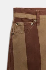 Jeans de tiro alto con diseño tapered y cinco bolsillos, con estampado de rayas verticales a contraste en tonos marrón y tostado. Cierre frontal con cremallera y botón.