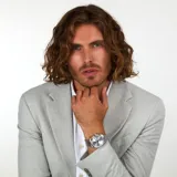 Reloj Maserati Competizione con caja de acero inoxidable plateada de 43mm, dial plateado con detalles en azul y brazalete de acero inoxidable plateado. Cuenta con movimiento de cuarzo Miyota 2415, ventana de fecha y cristal mineral resistente. Es resistente al agua hasta 100 metros.