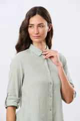 Camisa de lino lisa de manga larga, con cuello clásico y cierre frontal de botones.