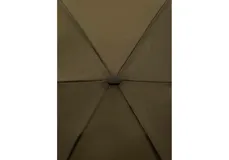 Paraguas plegable de tamaño mini en color verde militar, con correa de mano integrada y cierre con etiqueta metálica con logo.