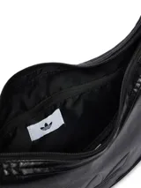 Cartera tipo bandolera Adidas Adicolor Half Crescent en forma de media luna, color negro con acabado texturizado brillante. Cuenta con cierre de cremallera, correa ajustable para el hombro y el logotipo del trébol grabado en relieve en la parte frontal.