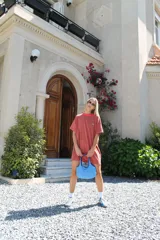 Remerón de corte holgado y diseño oversize, color violeta con cuello redondo en contraste color celeste. Confeccionado en algodón, presenta costuras visibles y un pequeño bordado en el pecho.