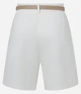 Short de vestir color beige, con cintura alta, pliegues frontales, cinturón de cuero sintético con hebilla metálica y cierre frontal con botón y cremallera.