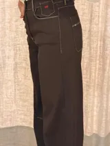 Pantalon de corte ancho y holgado, confeccionado en una mezcla de algodón, viscosa y lino. Presenta un diseño fluido con pinzas debajo de la rodilla, pespuntes en contraste y bordado de monograma en el bolsillo delantero.